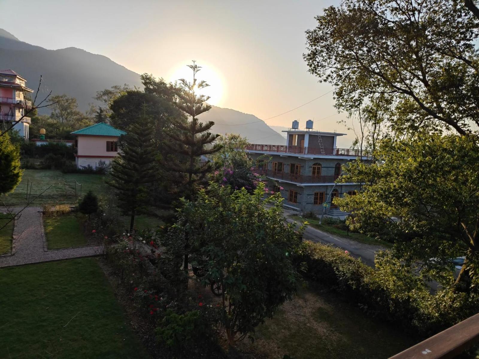 Aditya Homestay Bir-Billing Surrounded By Mountains Exterior photo